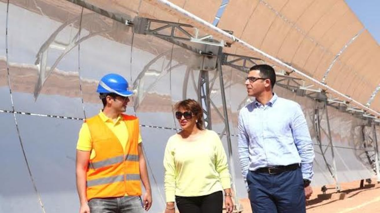 Hakima El Haite, ministre déléguée à l'Environnement, s'enquérant de l'avancement des travaux de Noor1, en compagnie de Obaid Amrane, membre du directoire de la MASEN.
