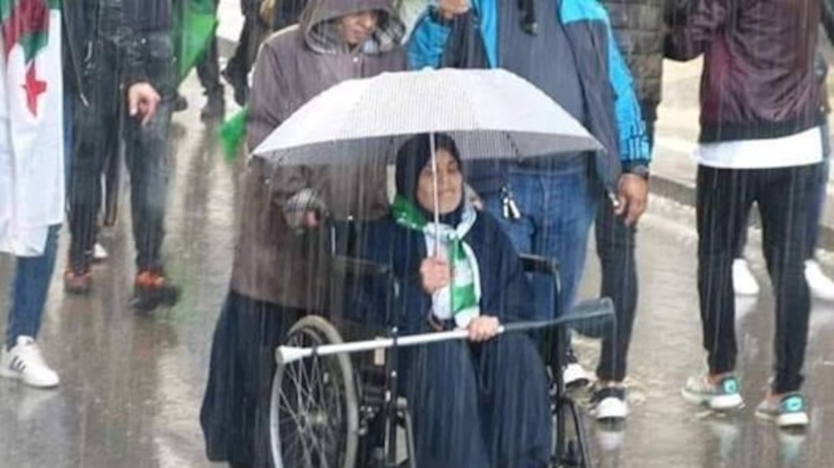 Une femme handicapée et d’un âge respectable prenant part aux manifestations anti-régime, vendredi 8 novembre en Algérie.
