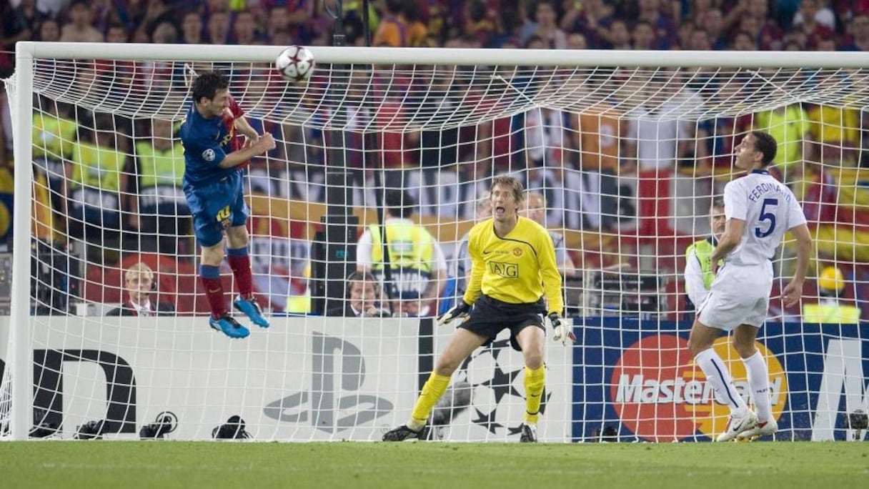 L'attaquant argentin, seulement 1m69 sous la toise, domine de la tête la défense de Manchester United composée de Rio Ferdinand et Nemenja Vidic, en finale Champion's League 2009 (2-0).
