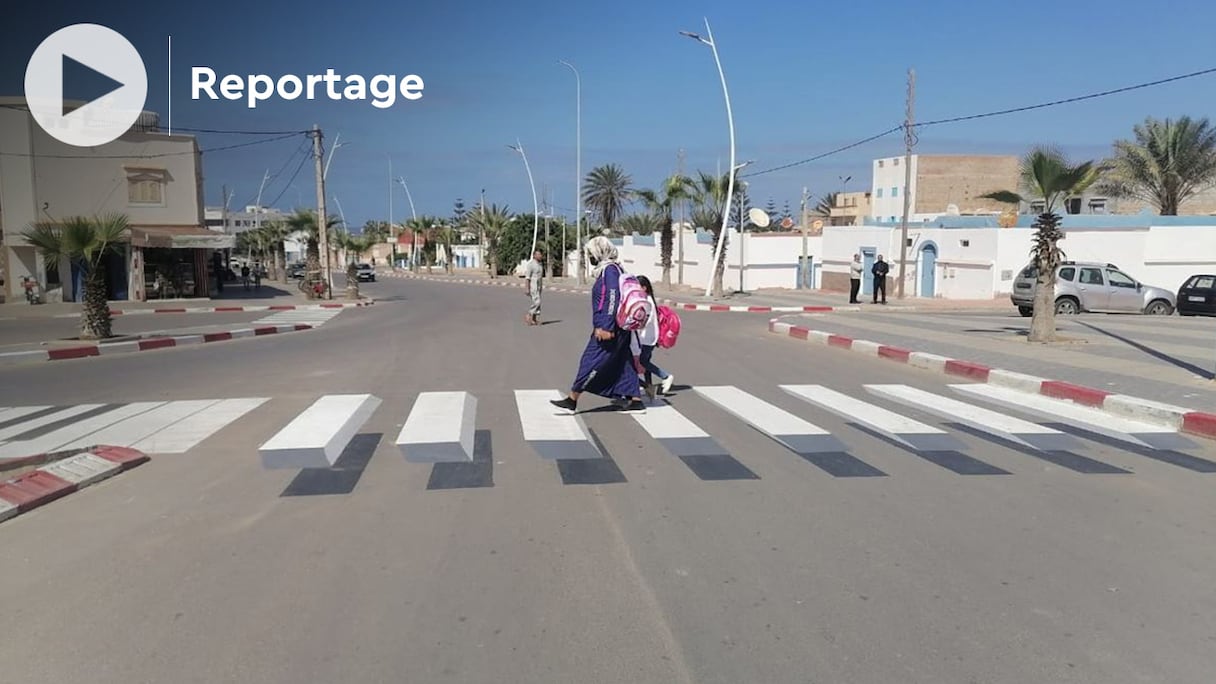 Impressionnant: un passage piéton est dessiné en trompe-l’œil, avec un effet en trois dimensions, sur l'une des voies d'El Ouatia, petite ville en bord d'océan, près de Tan Tan. 
