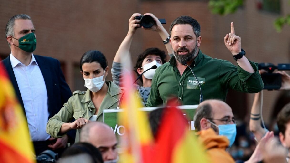 Le chef du parti d'extrême-droite Vox, Santiago Abascal, prononce un discours lors de la présentation de son candidat aux élections régionales de Madrid, dans la banlieue madrilène de Vallecas, le 7 avril 2021.
