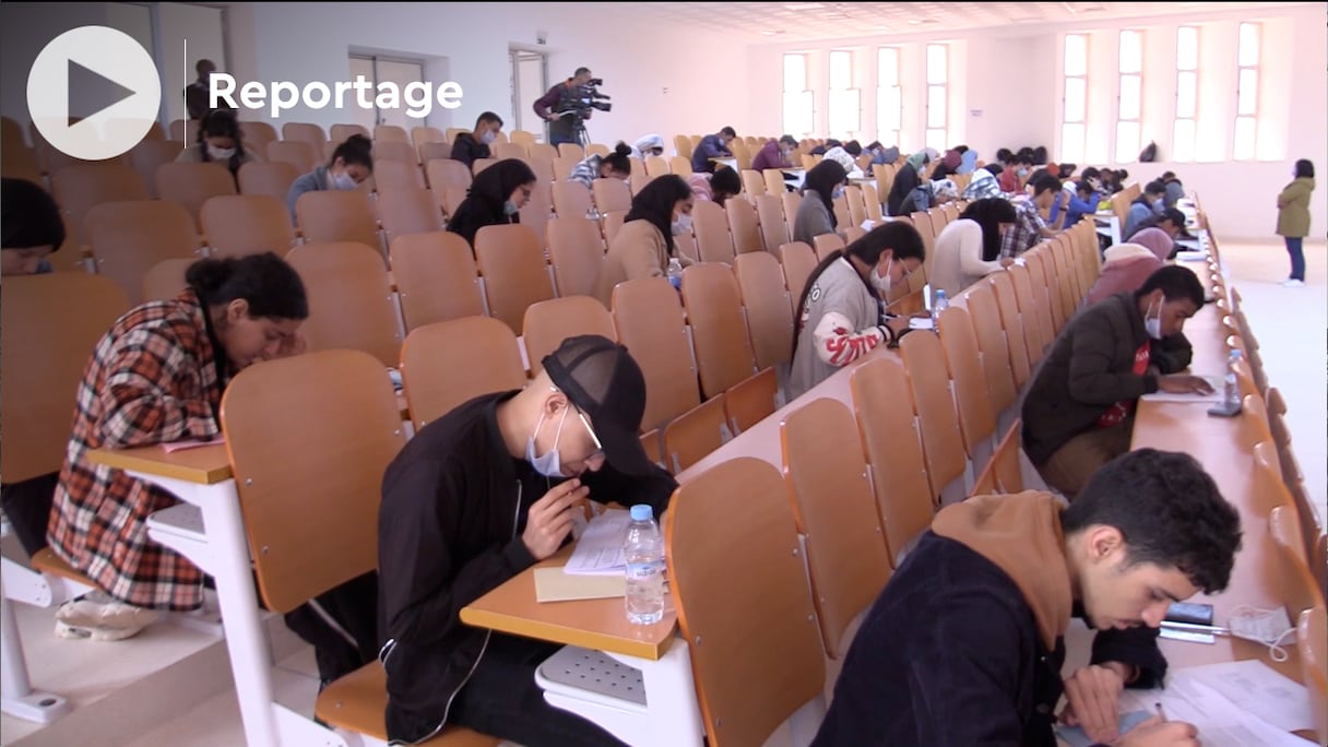 A la Faculté de médecine et de pharmacie de Laâyoune, des étudiants planchent sur leur feuille d’examen, pour la première fois dans l’histoire de cet établissement, qui a ouvert ses portes en cette année universitaire 2021-2022.
