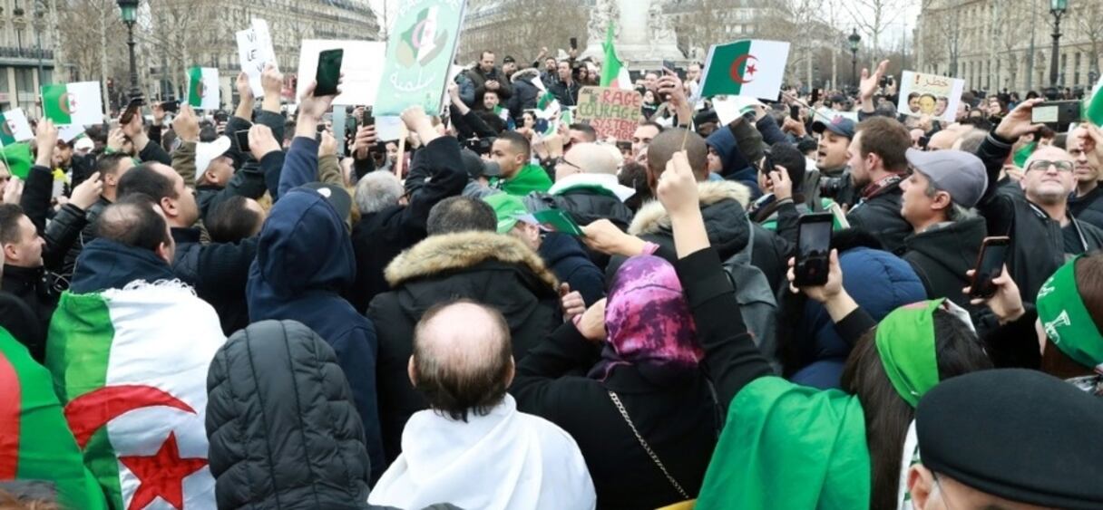 Des manifestants algériens à Paris contre le 5e mandat.
