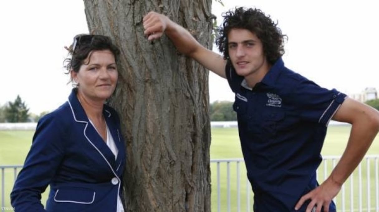 Véronique est l'agent intraitable de son fils, Adrien Rabiot.
