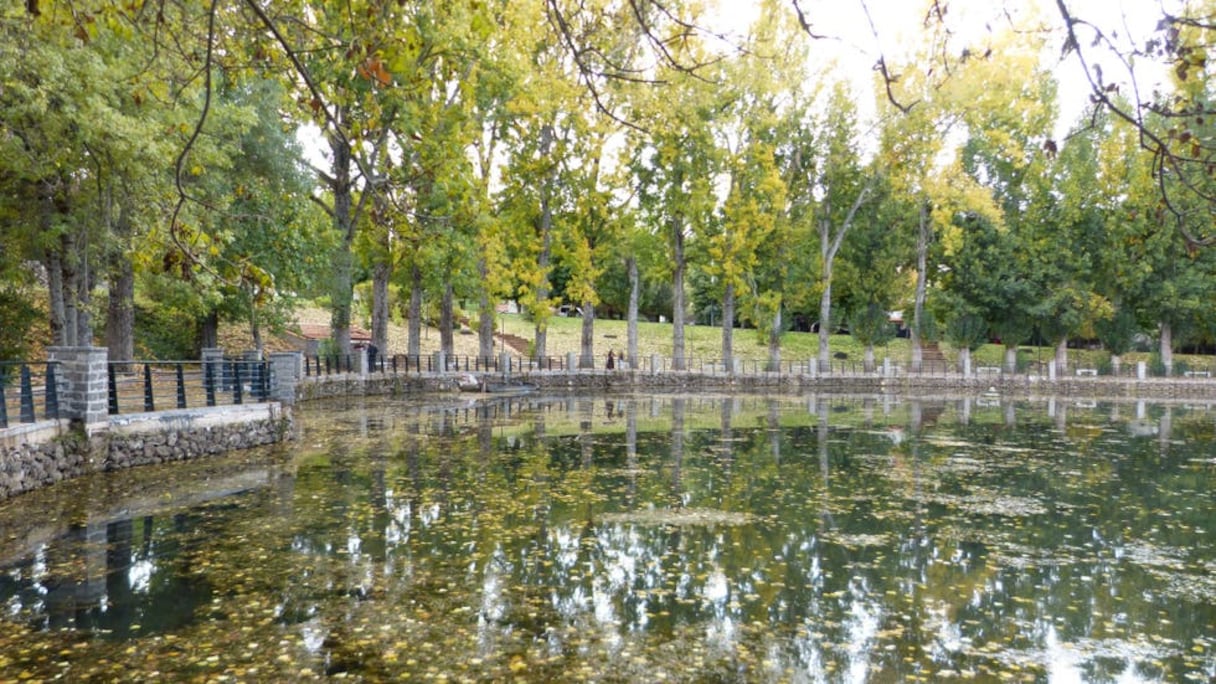 Aoua, mare dans la ville d'Ifrane, au Moyen Atlas. La présence humaine dans la région remonte au Paléolithique, puis au Néolithique (grotte de Tizguite), dernière période de la Préhistoire. Des vestiges archéologiques (ossements, objets) en attestent. 
 
