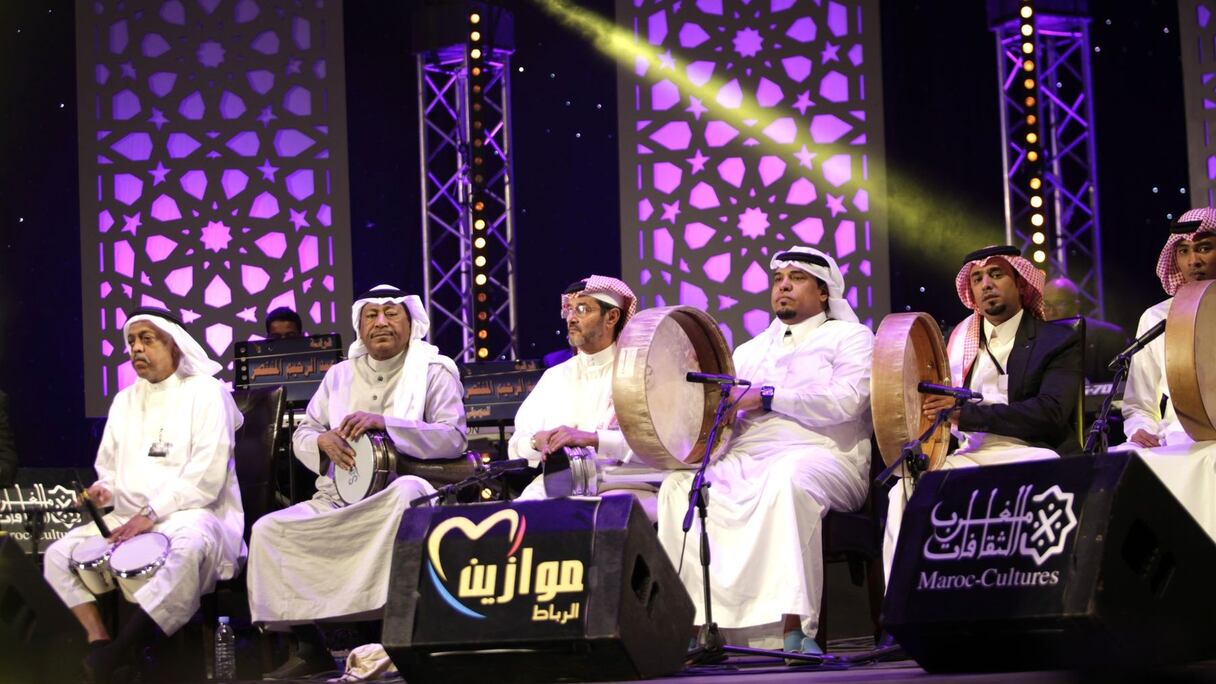 Place à la musique! L'orchestre se met en place pour accompagner Fanan el Arab ("L'artiste des Arabes")
