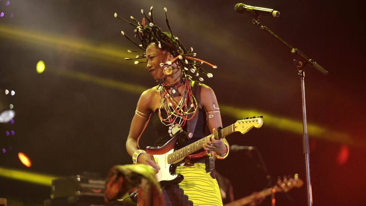 Un concert d'une prenante beauté. Beauté de la diva malienne et de ses chansons où le jazz et la funk viennent se mêler aux tremblées bluesy de la tradition Wassalou. Beauté d'une voix et d'une musicienne qui déroute les temps.