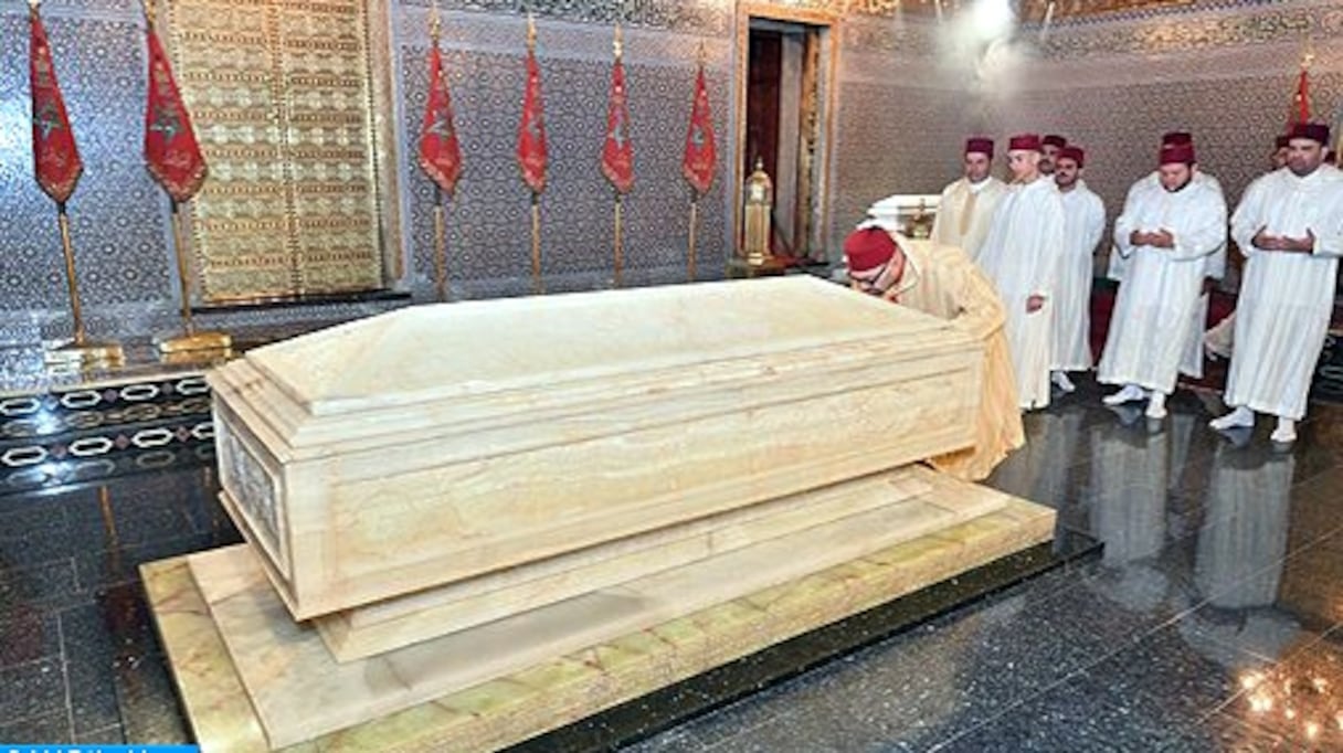 Le Roi Mohammed VI se recueillant sur la tombe de feu SM Mohammed V. 
