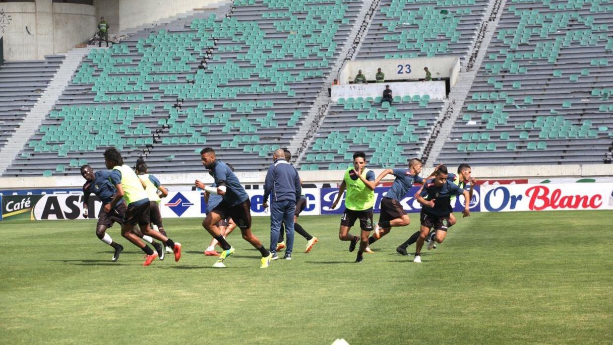 L'échauffement s'intensifie avec des séances d'explosivité pour mettre en condition les joueurs aux efforts durant une rencontre.
