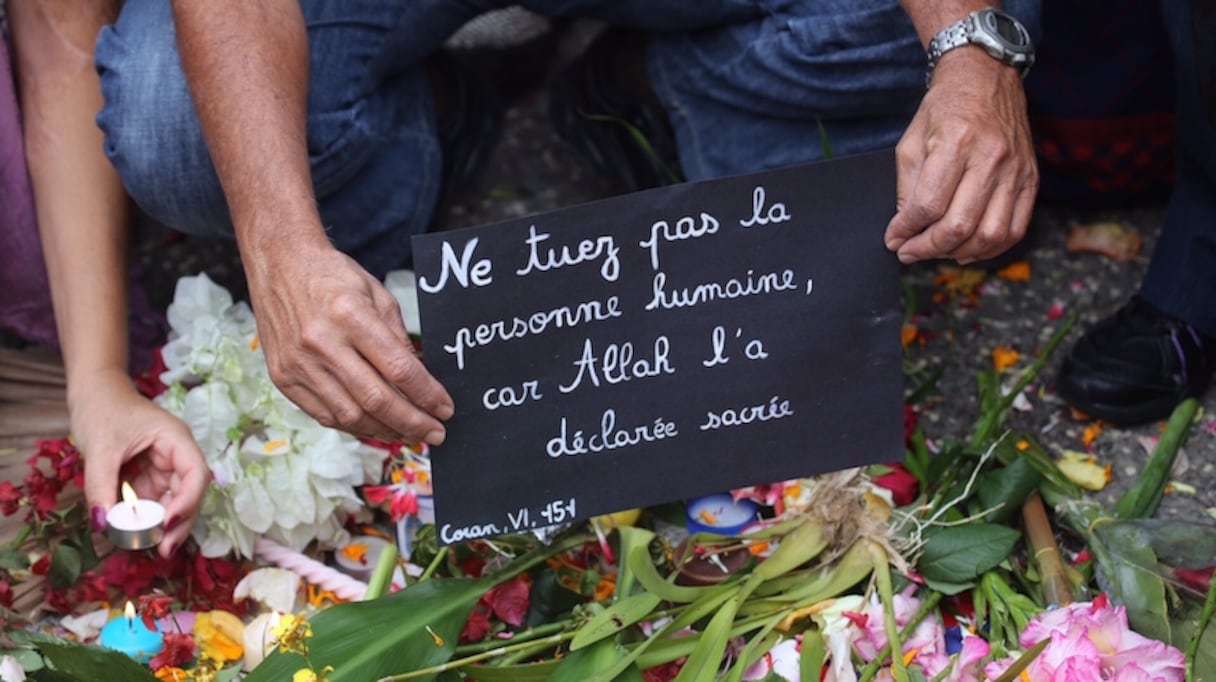 En mémoire des victimes tragiques de la barbarie, des gerbes de fleurs et des petits mots contre les maux.
