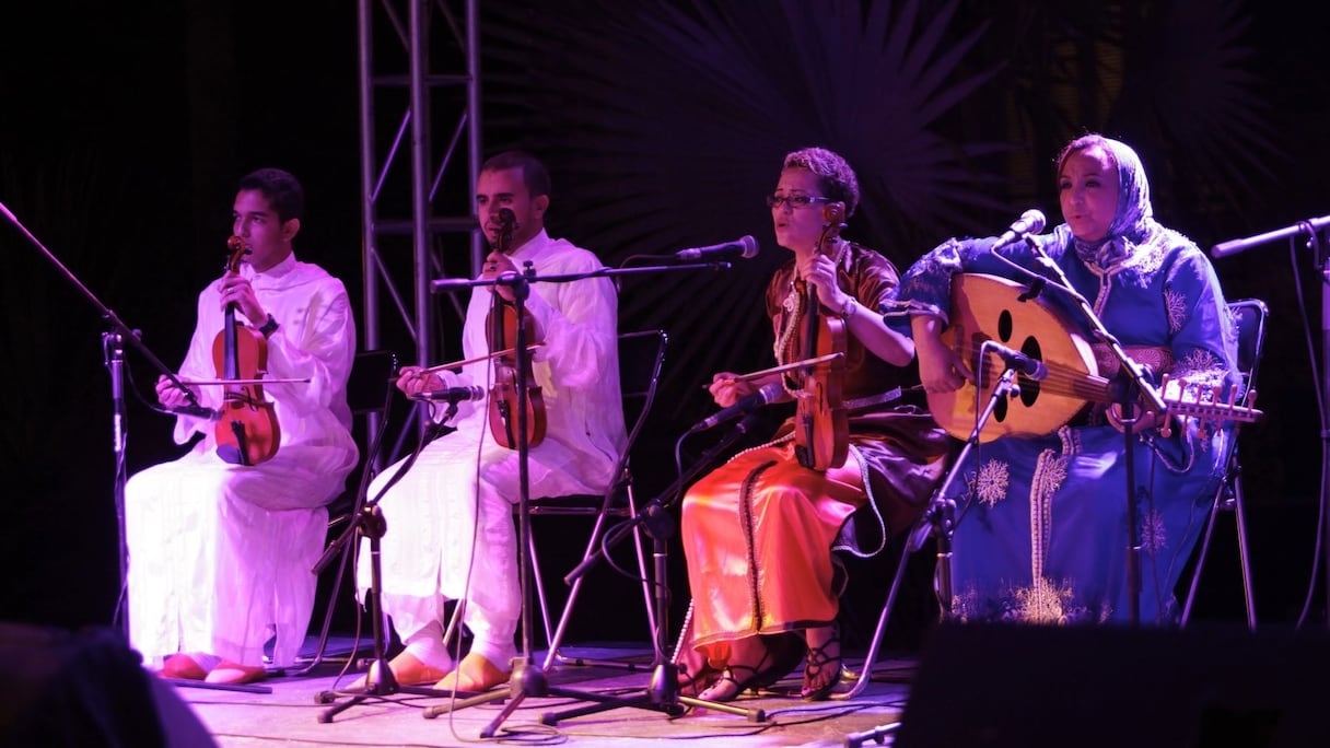 Sur scène, pour l'accompagner, l'extraodinaire orchestre féminin fassi du patrimoine musical, dirigé par Ikram Idrissi Sbai. 
