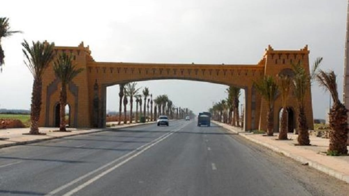 Entrée de Guelmim (Guelmim-Oued Noun). Autrefois centre caravanier sur la route de Tombouctou (au Mali), c'est toujours un lieu de commerce et d'échanges entre sédentaires et nomades du Sahara. La ville abrite un marché aux chameaux hebdomadaire, «Amhayrich», le plus grand du genre au Maroc.
