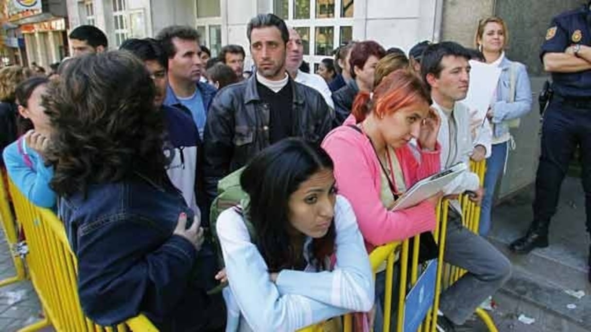 File d'attente de Marocains dans une ville d'Espagne. 
