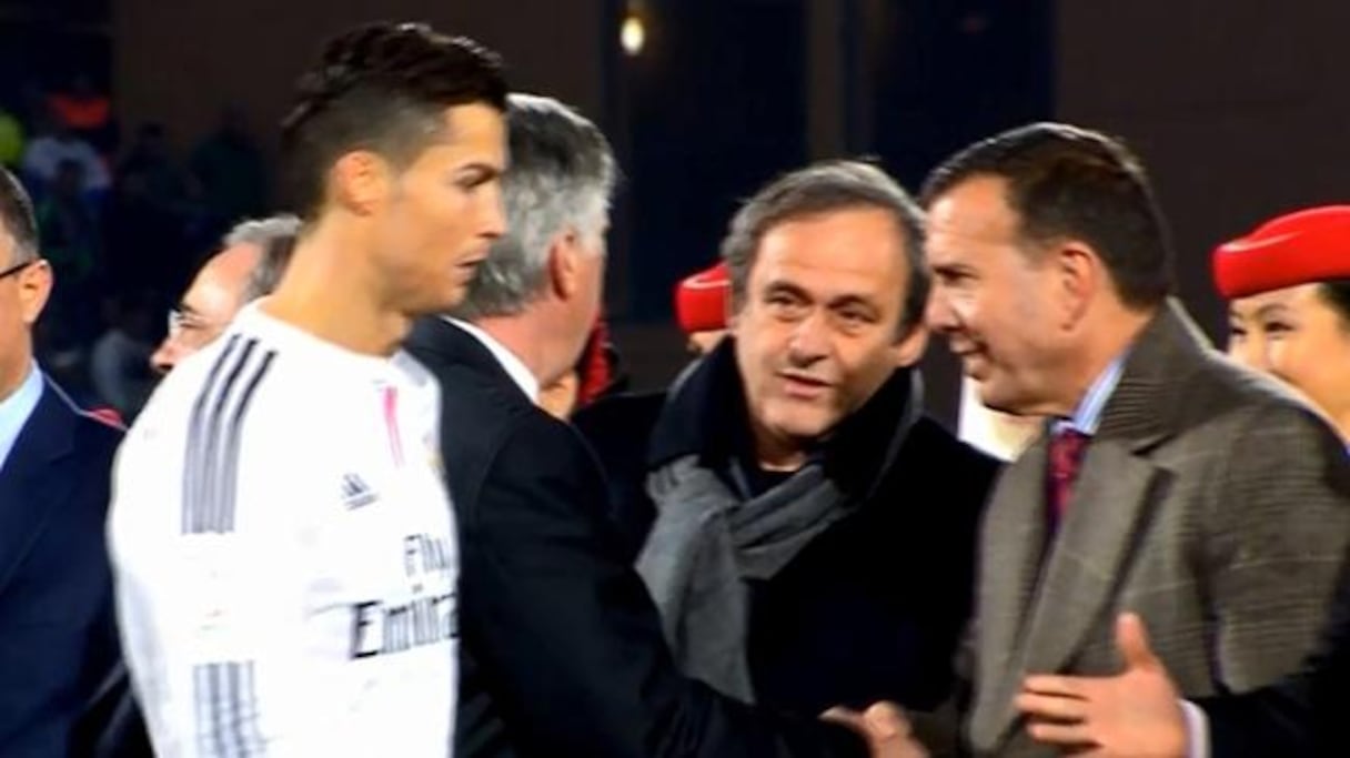 Cristiano Ronaldo passe devant le président de l'UEFA, Michel Platini.
