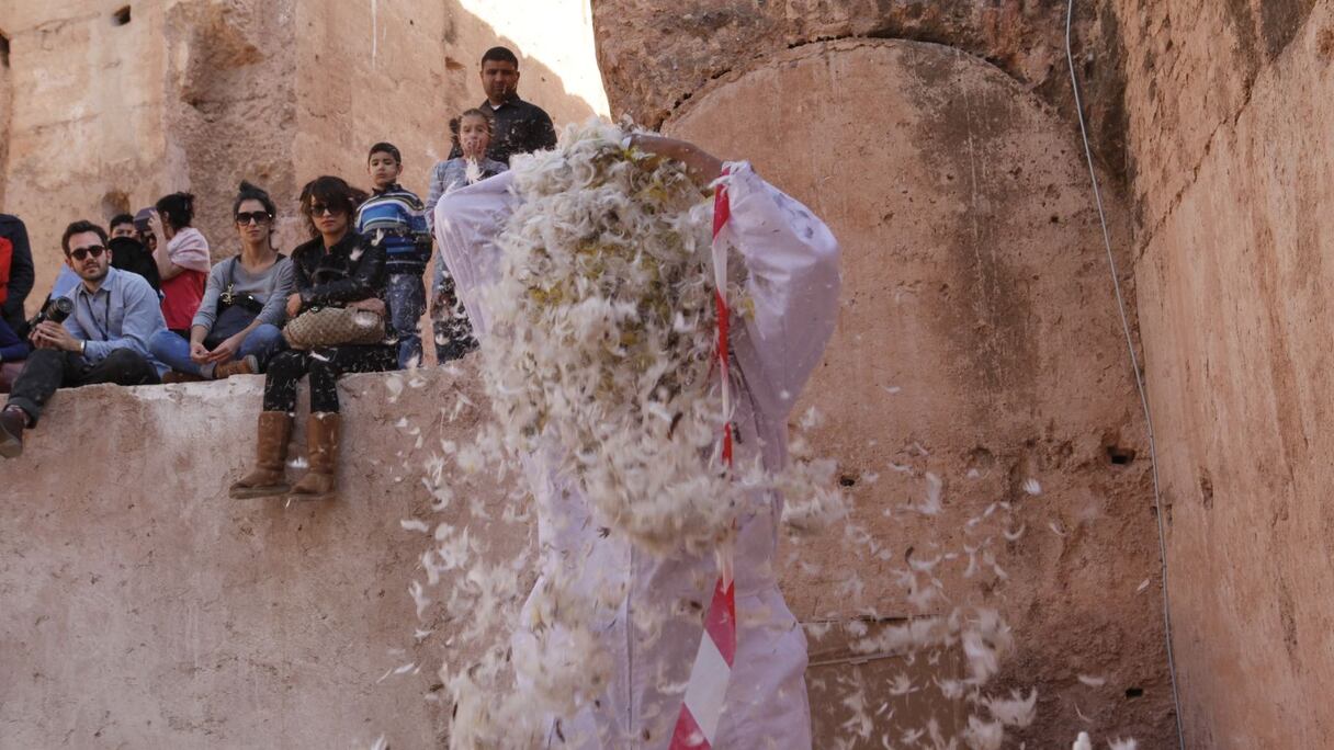 Et la suite des événements, impressionnante, était pour la moins imprévisible. Les spectateurs, ébahis, assiste à la métamorphose de l'artiste qui recouvre son masque d'une pluie de plumes. 
