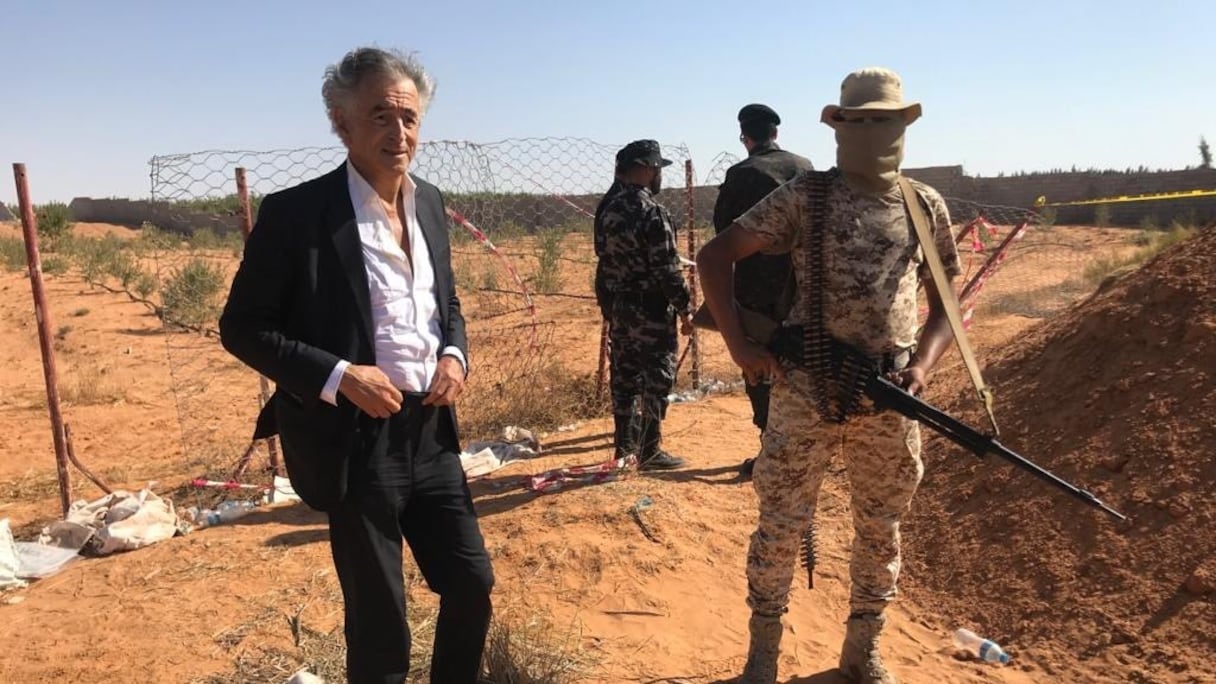 BHL prend la pose à Tarhouna, à 65 km au sud-est de Tripoli, dernier fief des pro-Haftar dans l'ouest de la Lybie. 
