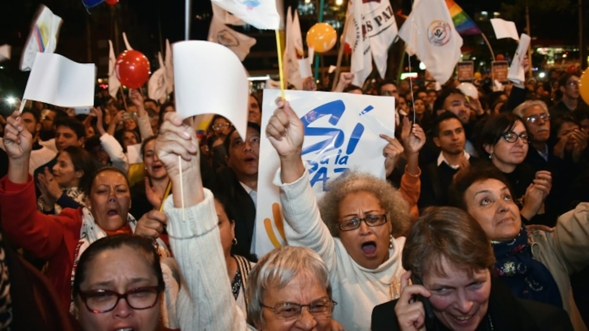 Des Colombiens célèbrent la signature d'un accord de paix entre le gouvernement et les FARC, à Bogota, le 24 août 2016.
