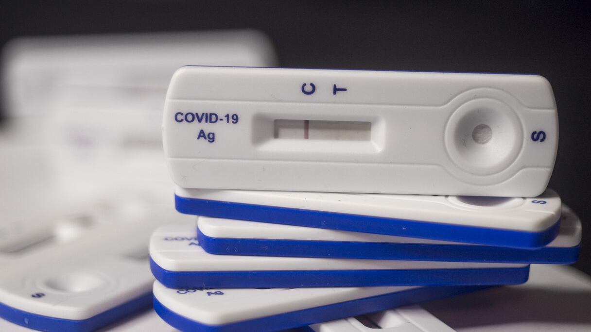 Des tests rapides de diagnostic du Covid-19.
