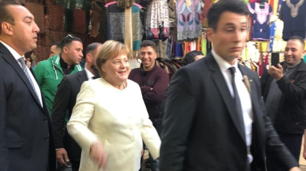 Angela Merkel tout sourire en sillonnant les ruelles de l'ancienne médina de Marrakech.
