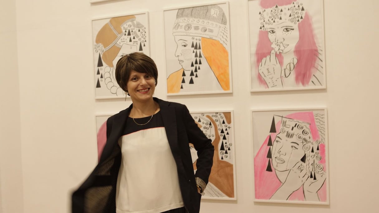 «Rhabillez-vous pour un art propre»: un intitulé ironique pour une rencontre avec le regard singulier d'une artiste libre et gorgée de mondes, confrontées, pour tisser une narration sur des questions aussi intimes que sociétales.
