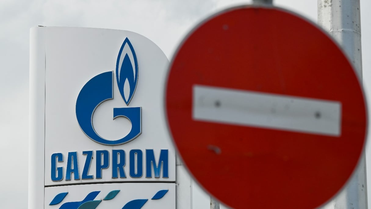 Le logo de Gazprom, dans une station-service à Sofia, le 27 avril 2022. Le géant russe de l'énergie a annoncé le 27 avril 2022 arrêter tous les approvisionnements en gaz de la Pologne et de la Bulgarie, après n'avoir pas reçu de paiement en roubles de ces deux membres de l'UE.
