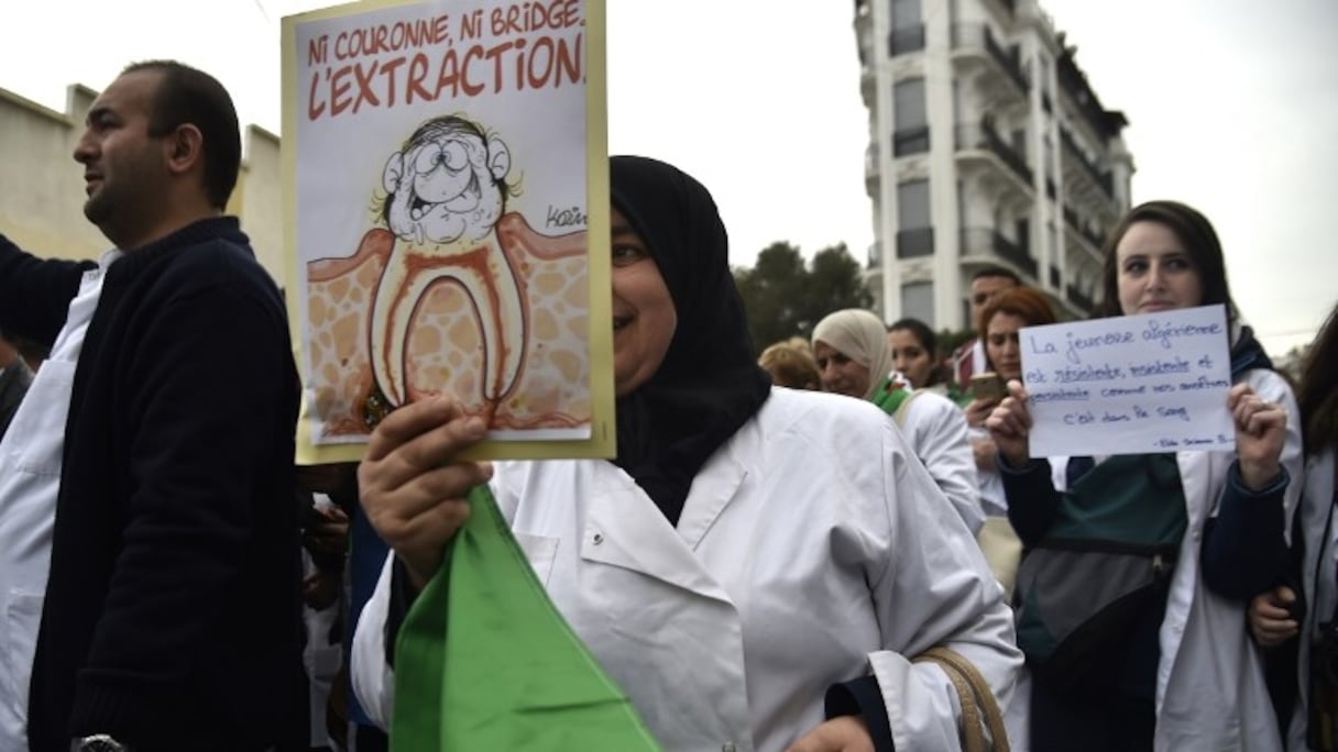 Lors de la marche du personnel de la santé contre le régime Bouteflika, le mardi 19 mars à Alger.
