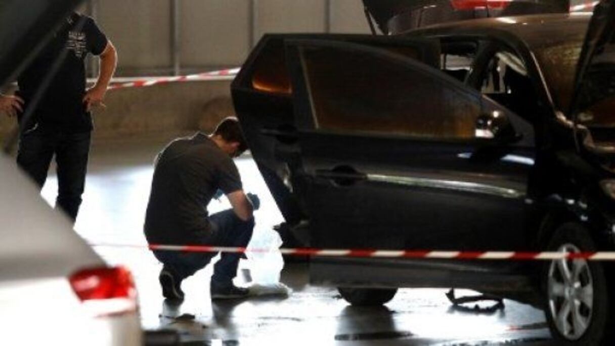 La police scientifique passe au peigne fin la voiture utilisée par Redoine Faïd.