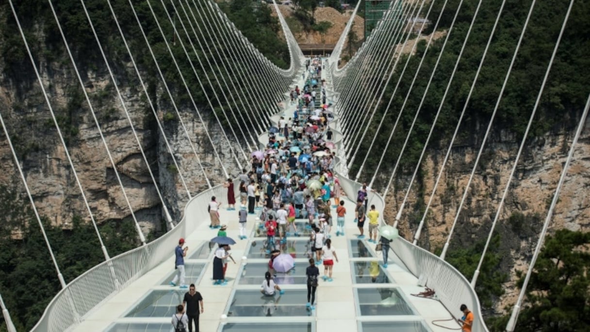 Le pont piéton en verre le plus long et haut du monde, dans les montagnes de Zhangjiajie (centre de la Chine), le 20 août 2016.
