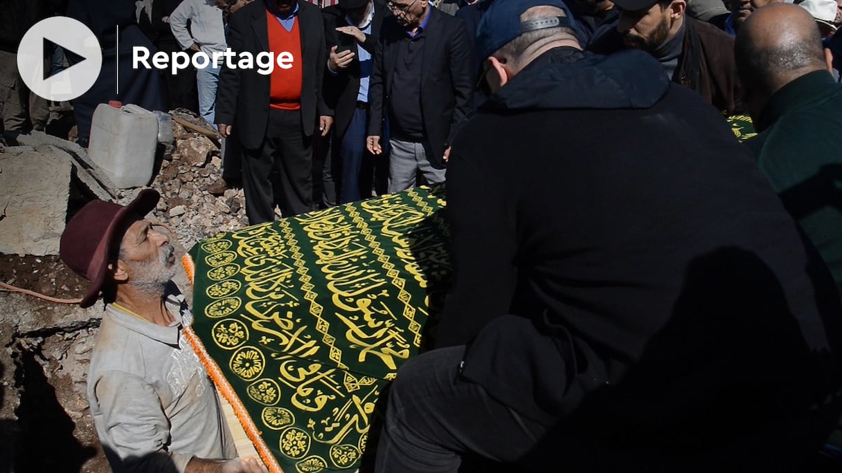 Les funérailles de l'artiste peintre Hussein Tallal, au cimetière Achouhada, à Casablanca, le 21 février 2022.
