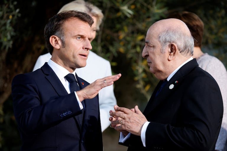 Le président français Emmanuel Macron (à gauche) et le président algérien Abdelmadjid Tebboune en marge du sommet du G7 organisé par l'Italie, au complexe de Borgo Egnazia, à Savelletri, le 14 juin 2024.