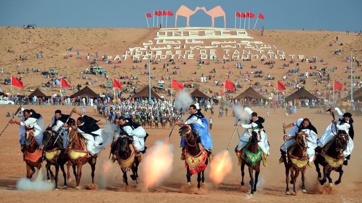 Fantasia. Des nomades, juchés sur leurs chevaux, lancés dans un galop effréné.
