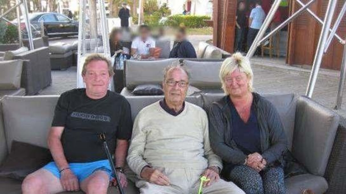 Jacques Chirac coule de beaux jours à la Marina d'Agadir. Ici, pause photo avec des touristes français en vacances dans la capitale du Souss. 
