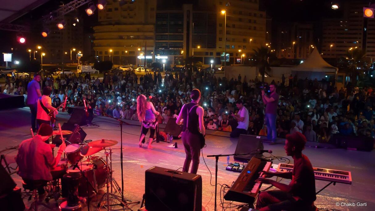 Déjà pendant le sound check, le public s'était rassemblé nombreux autour de la scène pour une première mise en bouche. Mais, dès 20h30, la scène s'est embrasée. Samia Tawil et son band ont mis le feu, et le public a répondu avec tout autant de fièvre.
