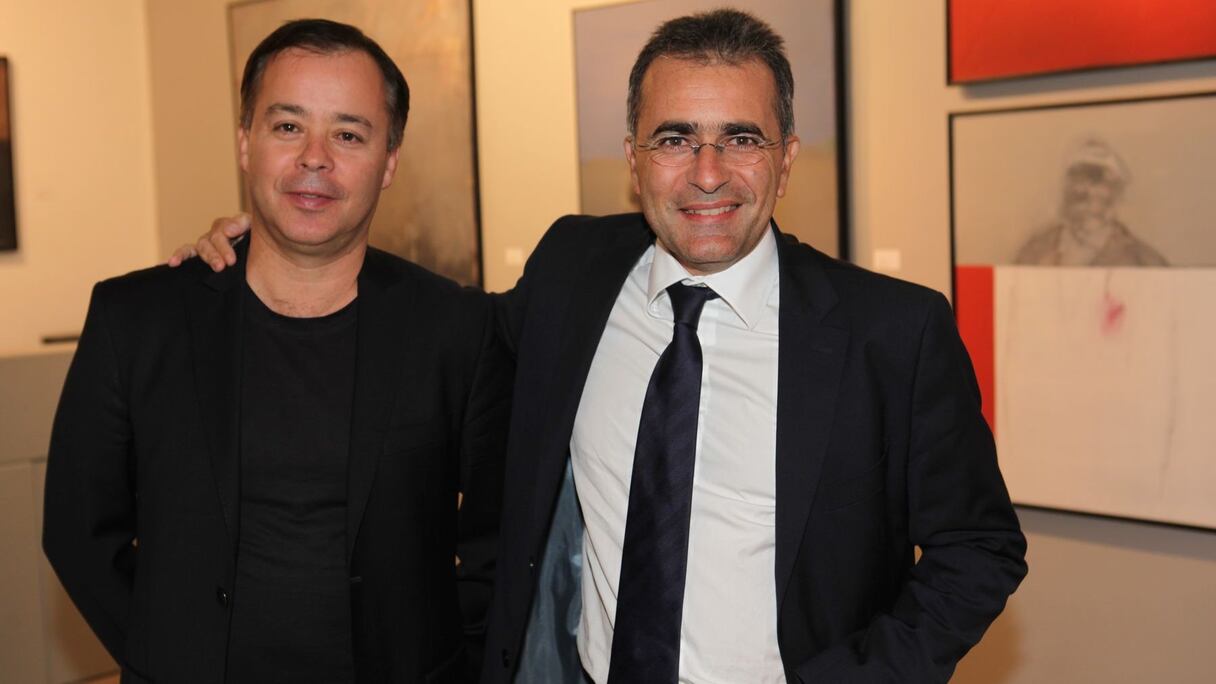 Amine Baina et Abdeslam Sijelmassi sont venus admirer les oeuvres de Amina Reki.
