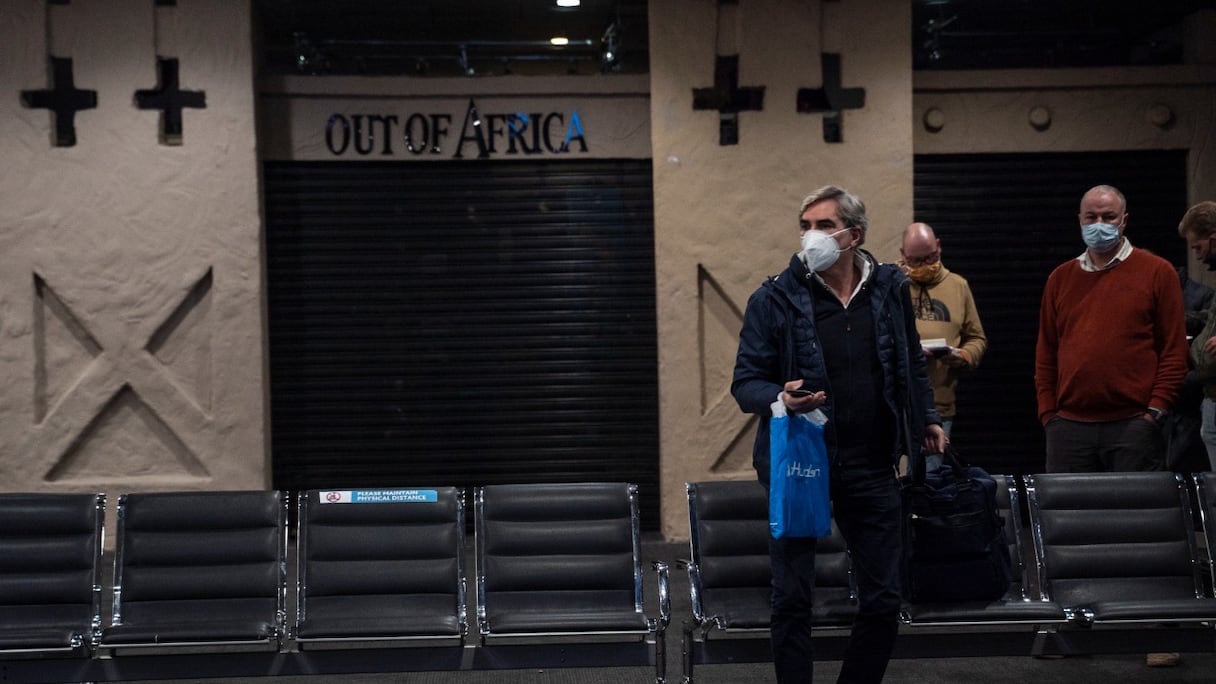 Des passagers dans le terminal de départ international de l'aéroport international OR Tambo de Johannesburg, le 27 novembre 2021.
