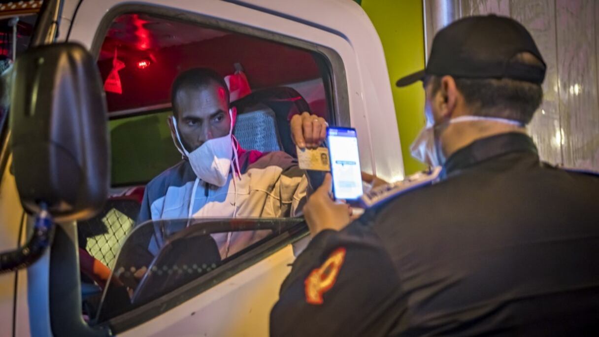 Lors d'une opération de contrôle d'un véhicule avec l'application développée par la DGSN, ici à Rabat.
