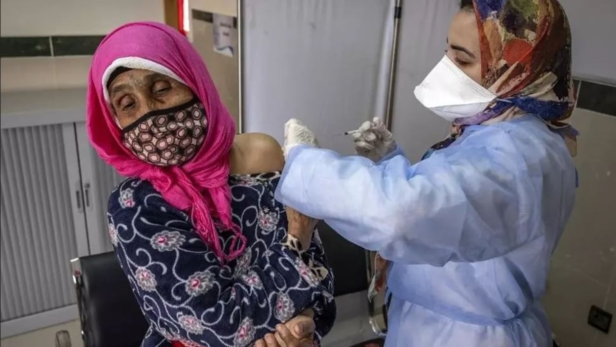 Une vieille femme se faisant administrer le vaccin anti-Covid. Désormais, toutes les personnes entre 55 et 60 ans sont éligibles à la vaccination.
