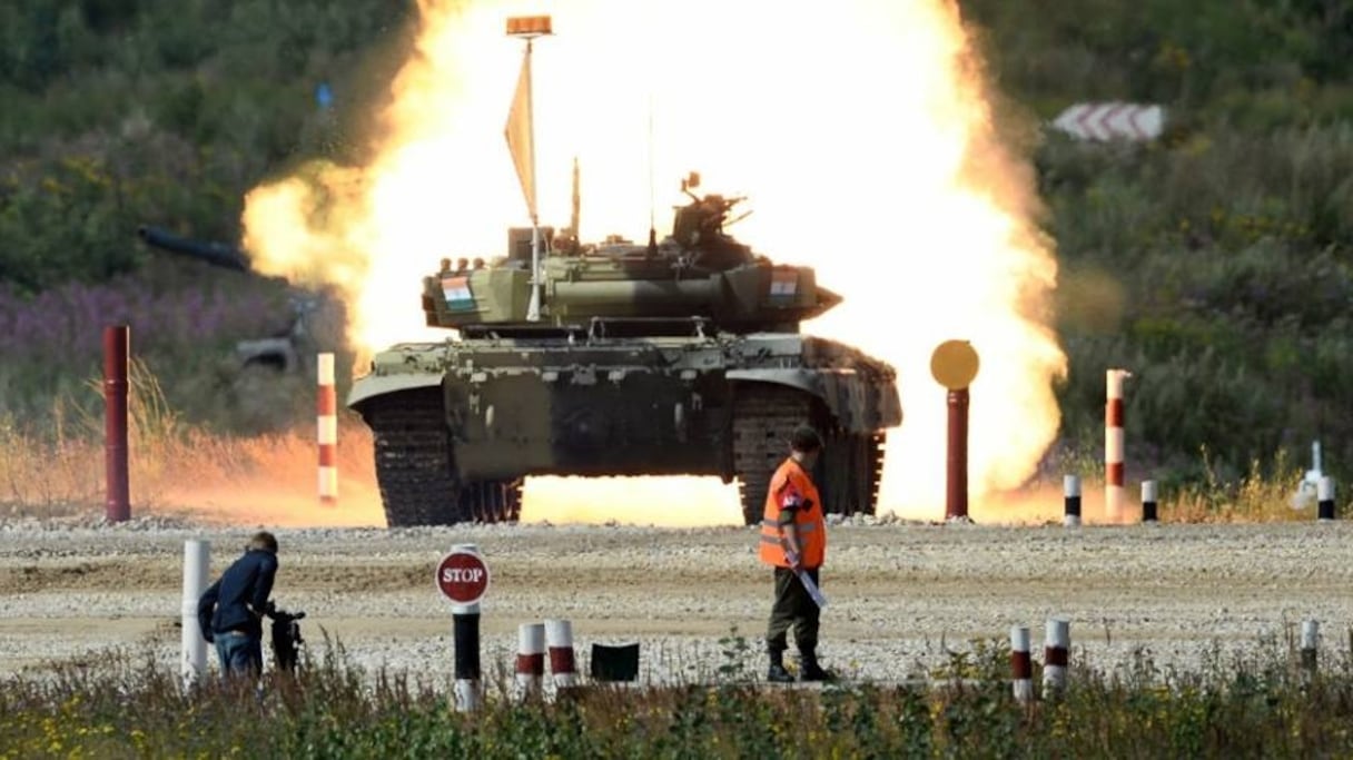 Un char des Forces armées royales en action.
