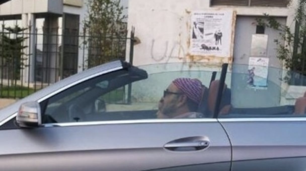 Archives: le Roi Mohammed VI en balade avec le prince Moulay Hassan dans les rues de Rabat.
