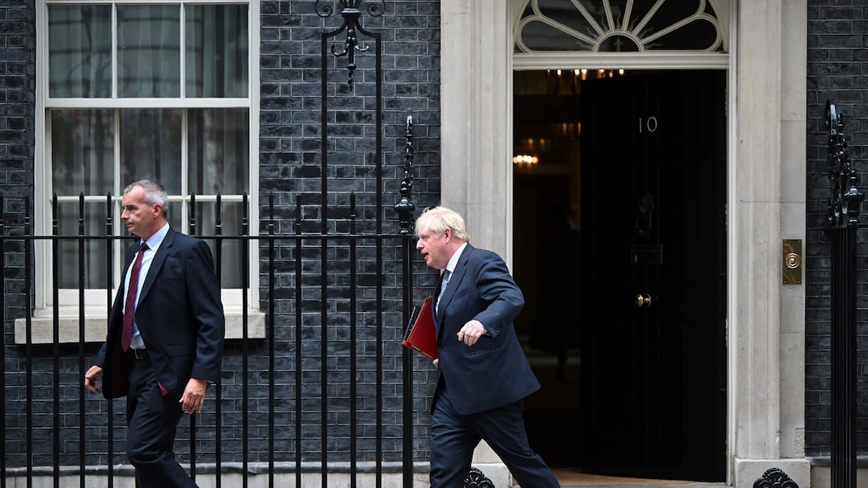 Le Premier ministre britannique Boris Johnson quitte le 10, Downing Street dans le centre de Londres, le 5 juillet 2022.
