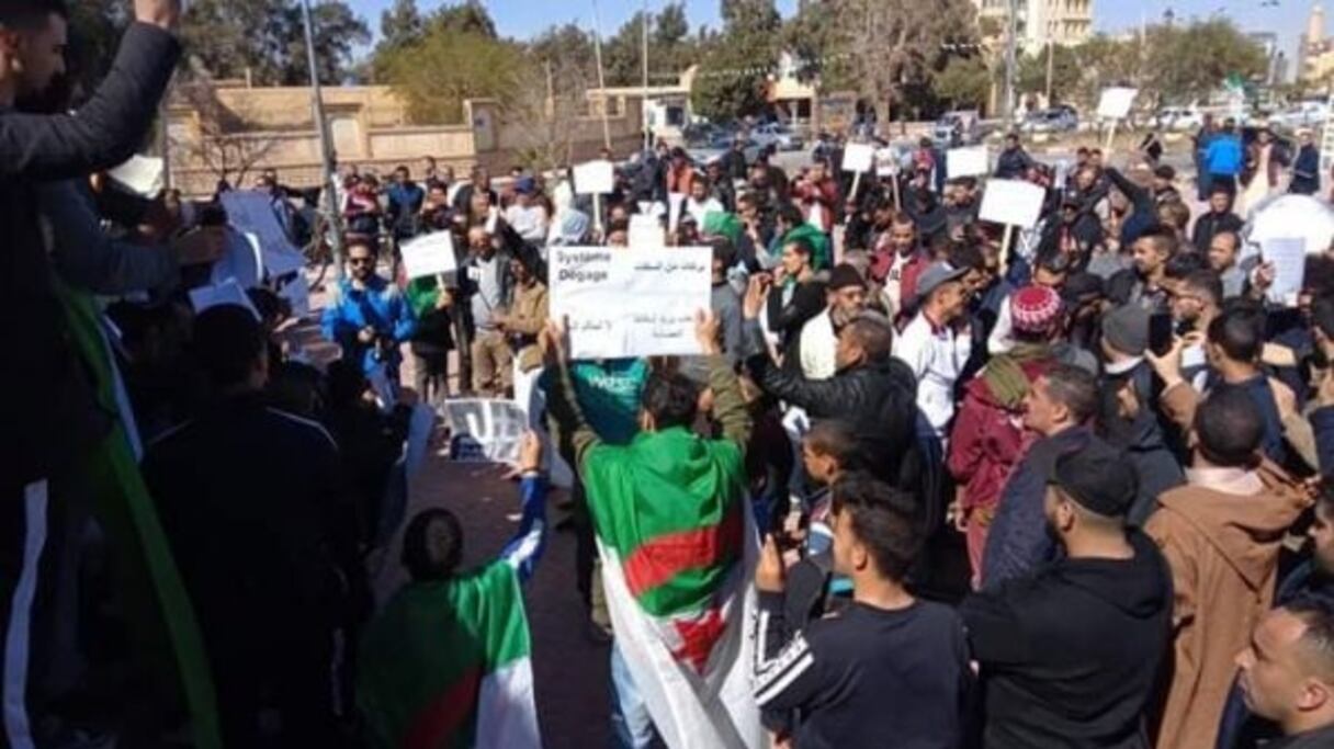 Des milliers d'Algériens manifestent contre un 5e mandat de Bouteflika.
