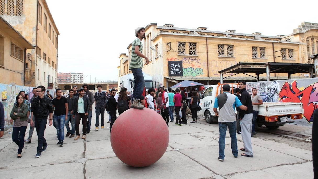 Dans les rues, acrobates, danseurs, funambules ont commencé, avant les concerts, à mettre de la magie dans les airs et des lumières dans les regards.  
