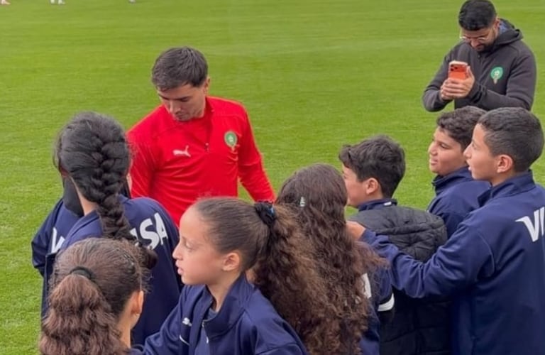 Les Lions de l’Atlas recevant les enfants de la famille de la Sûreté nationale.