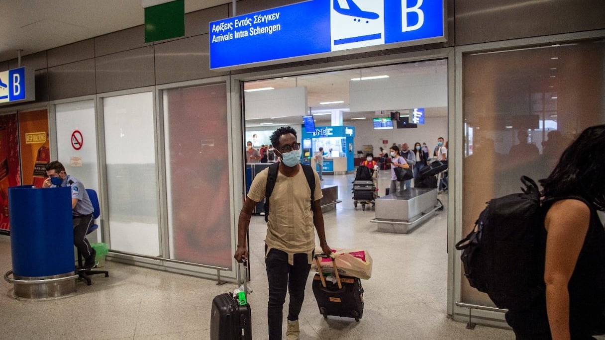 Un passager arrivant à l'aéroport d'Athènes.
