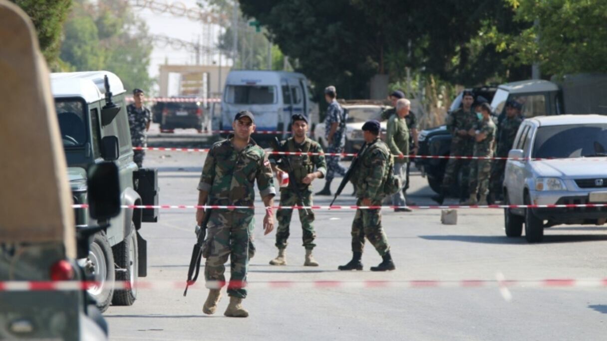 Les forces de sécurité libanaises sécurisent l'endroit d'un attentat suicide dans le village d'Al-Qaa, dans l'est du Liban, le 27 juin 2016.
