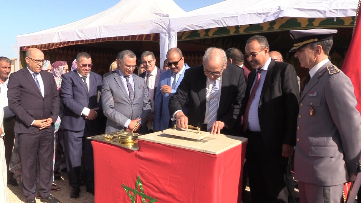 Abderrahim El Hafidi, directeur général de l’ONEE, et le wali de la région Dakhla-Oued Eddahab, Lamine Benomar, lors du lancement des travaux de construction d’un poste source 60-22 kV dans la province de Dakhla, lundi 7 novembre 2022.
