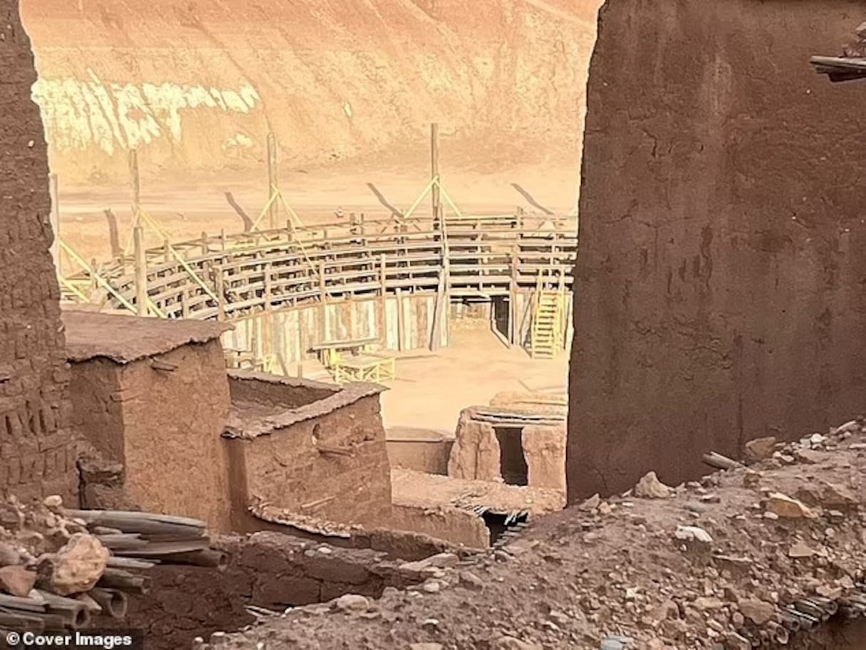 L'arène où se dérouleront les combats de gladiateurs jouxte des habitations en terre.