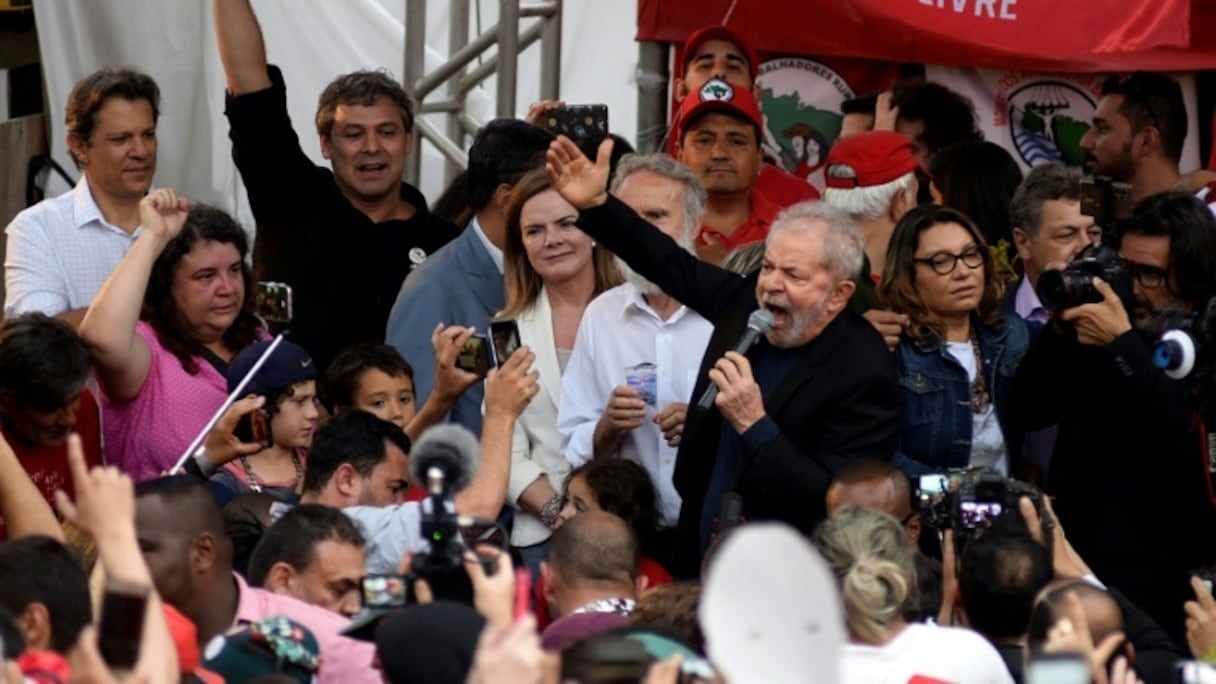 Luiz Inacio Lula da Silva à sa sortie de prison à Curitiba au sud de Rio de Janeiro, le 8 novembre 2019.
