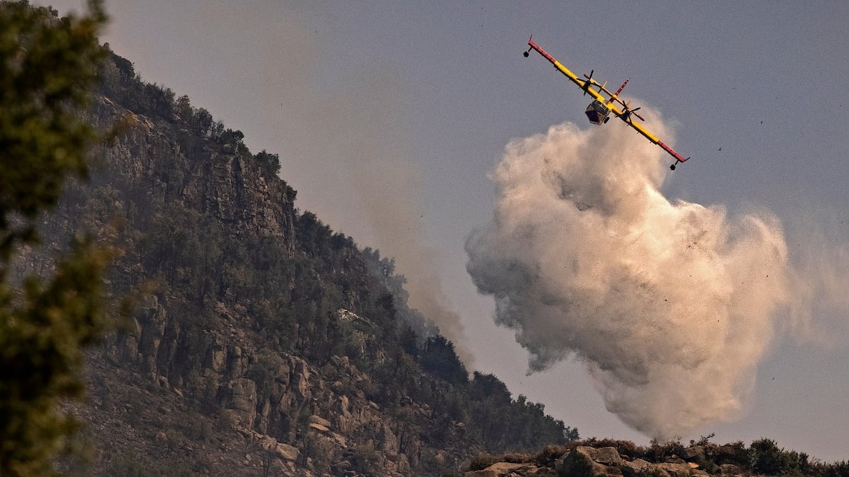 Un avion Canadair des FRA éteint un incendie de forêt dans la région de Chefchaouen, dans le nord du Maroc, le 16 août 2021.
	 
