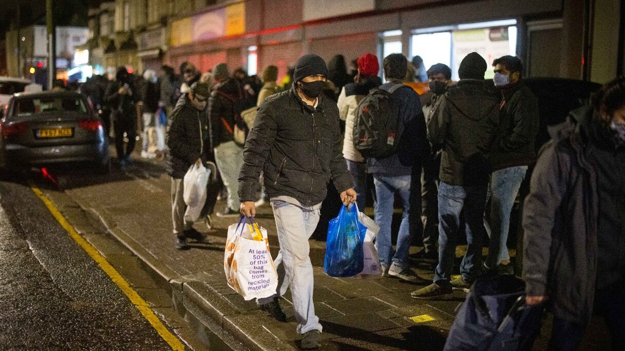 Un homme vient de récupérer des colis alimentaires à la banque alimentaire du Newham Community Project, dans l'est de Londres, le 16 février 2021.
